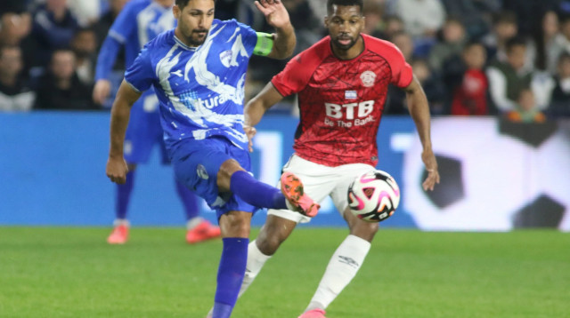 שחקן עירוני קרית שמונה, עאיד חבשי, מול שחקן הפועל חדרה, איברהים סנגארה (צילום: שלומי גבאי)