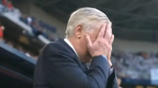 קרלו אנצ'לוטי תופס את פניו בתסכול אחרי פנדל שנשרק לחובת ריאל מדריד (צילום: צילום מסך, מתוך שידורי הטלוויזיה)