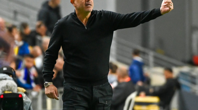 יוסי אבוקסיס מאמן מכבי נתניה (צילום: ברני ארדוב)