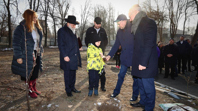 טקס הנטיעות בבית הספר בקייב (צילום: באדיבות חב"ד)