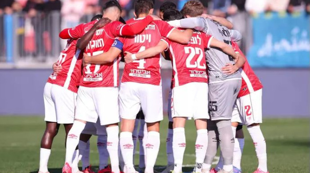 שחקני הפועל באר שבע (צילום: מאור אלקסלסי)