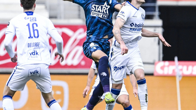 עומרי גאנדלמן שחקן גנט לפני פייסל אל גמדי שחקן בירסחוט (צילום: GettyImages, TOM GOYVAERTS/AFP)