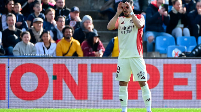 ז'ורז' מיקוטאדזה שחקן ליון חוגג שער (צילום: רויטרס)