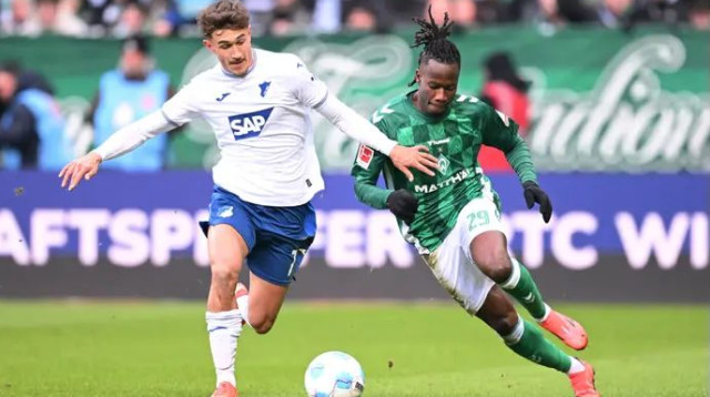 הבעיטה החלשה שלו הפכה את התוצאה עוד לפני ההפסקה. טום בישוף, משמאל, מול עיסא קאבורה (צילום: GettyImages, Stuart Franklin)