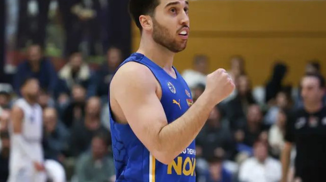 תמיר בלאט ניווט היטב מהקו האחורי (צילום: דני מרון)