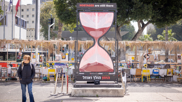 שעון החול בכיכר החטופים (צילום: מרים אלסטר, פלאש 90)