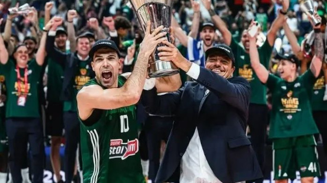 ארגין עתמאן מאמן פנאתינייקוס מניף את הגביע היווני עם הקפטן קוסטאס סלוקאס (צילום: אתר רשמי, פנאתינייקוס)