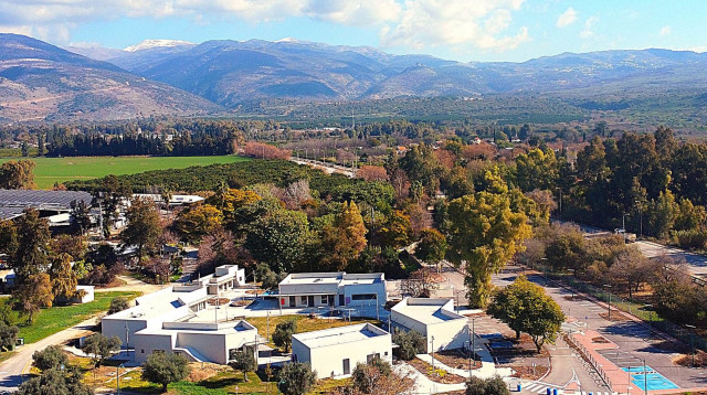 "דפנל'ה" לתיירות וקולינריה בכניסה לקיבוץ דפנה (צילום: אבי מדינה)