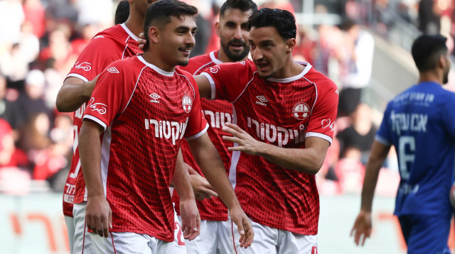 שחקני הפועל באר שבע חוגגים עם אמיר גנאח (צילום: דני מרון)