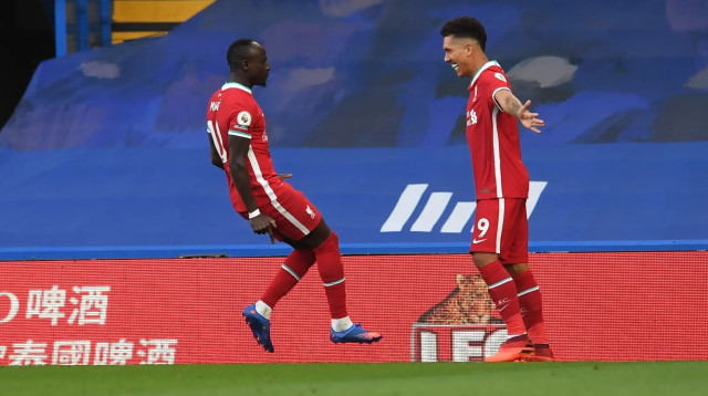 שחקן ליברפול סדיו מאנה חוגג עם רוברטו פירמינו (צילום: רויטרס)