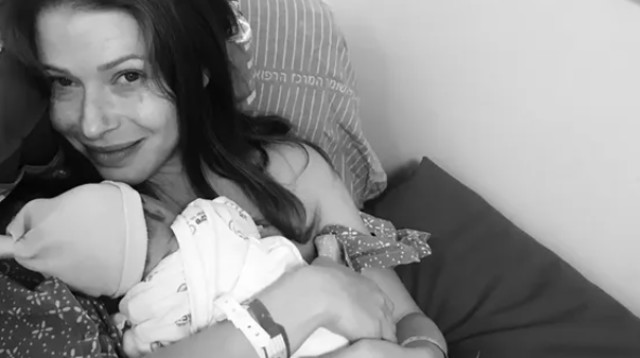 אינה בקלמן ובתה התינוקת (צילום: מתוך אינסטגרם)