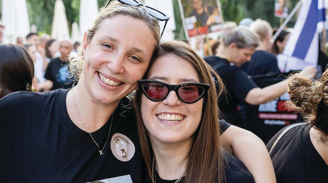 חברותיו של סשה. נטע וגל  (צילום: אלון גלבוע)