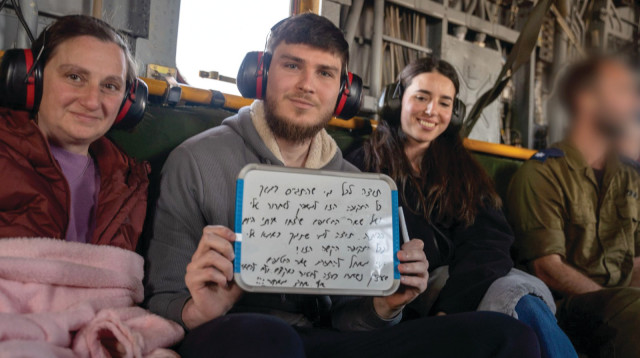 סשה טרופנוב עם אמו ילנה ובת זוגו ספיר (צילום: דובר צה"ל)