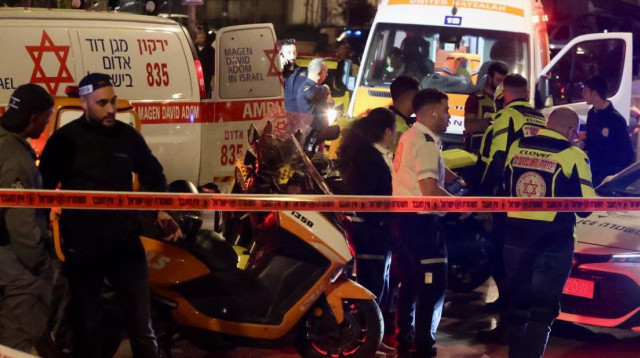 זירת החיסול ברחוב עמיחי בת"א (צילום: אבשלום ששוני)