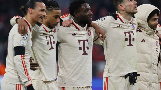 אלפונסו דייויס חוגג עם שחקני באיירן מינכן (צילום: GettyImages)