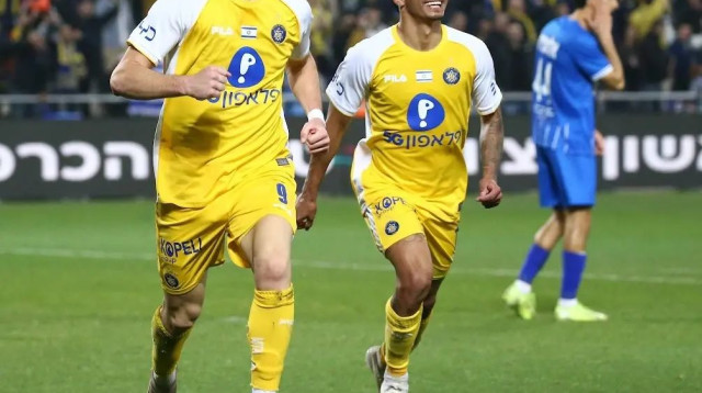 דור תורג'מן לצד ווסלי פטאצ'י שחקני מכבי תל אביב (צילום: אודי ציטיאט)