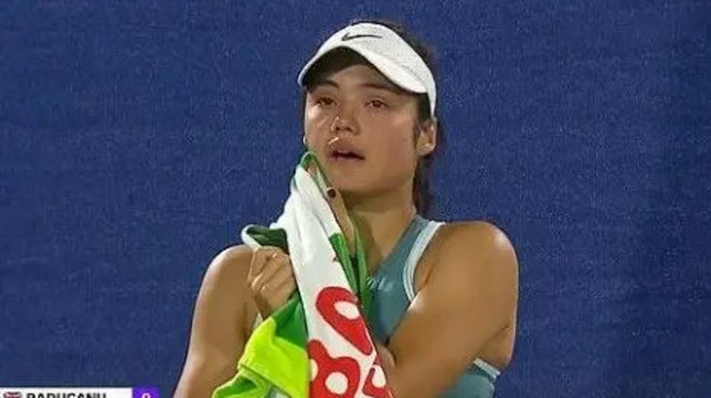 אמה רדוקאנו בוכה על המגרש אחרי שזיהתה אוהד אובססיבי ביציע (צילום: צילום מסך, .)