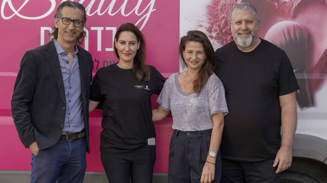 ערן וינטרוב, מנכ”ל ארגון לתת עם אלי שגיב מנכ"ל לוריאל ישראל ומתנדבות (צילום: אורן טסלר)