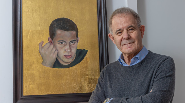 רמי איגרא ותמונה של גלעד שליט שהוכנה מעלי זהב (צילום: יוסי אלוני)