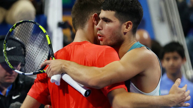 קרלוס אלקראס טניסאי ספרדי עם לוקה נרדי טניסאי איטלקי (צילום: רויטרס)