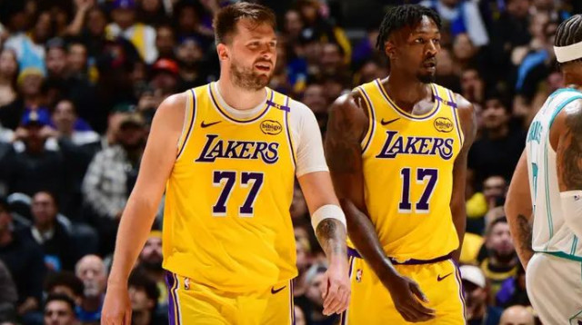 חלוד. לוקה עם דוריאן פיני סמית' (צילום: GettyImages, Adam Pantozzi/NBAE)