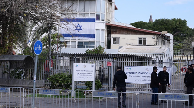 נערכים לקבלת ארונות החטופים החללים במכון לרפואה משפטית באבו כביר (צילום: אבשלום ששוני)