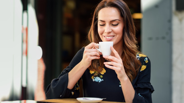 אישה שותה קפה, אישה שותה תה (צילום: אינגאימג')