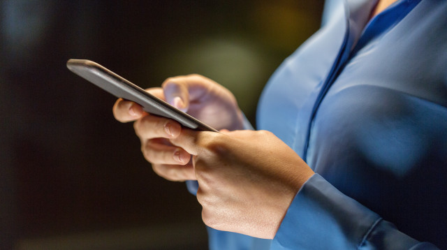 אישה משתמשת בסמארטפון (צילום: אינגאימג')