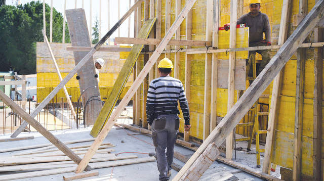 פועלים באתר בנייה  (צילום: מיכאל גלעדי פלאש 90)