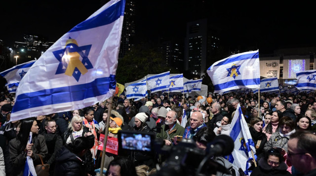 כיכר החטופים. מתאבלים על ארבעת החטופים החללים (צילום: אבשלום ששוני)