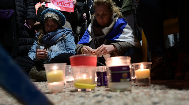 נרות זיכרון, כיכר החטופים. מתאבלים על ארבעת החטופים החללים (צילום: אבשלום ששוני)