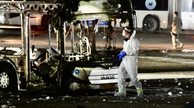 זירת פיצוץ האוטובוסים בבת ים (צילום: אבשלום ששוני)