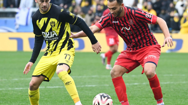 שחקן הפועל ירושלים עמית גלזר ליד שחקן בית"ר ירושלים עומר אצילי (צילום: ברני ארדוב)