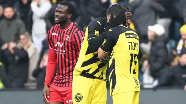 שחקן בית"ר ירושלים סילבה קאני חוגג עם דור מיכה (צילום: ברני ארדוב)