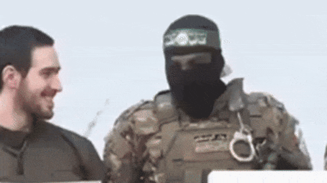 עומר שם טוב נשיקה במצח למחבל (צילום: רשתות ערביות)