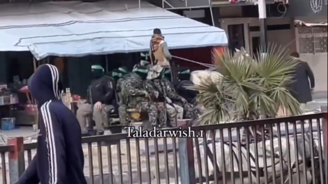 מחבלי חמאס על סוס (צילום: צילום מסך)