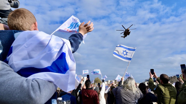 ישראלים מנופפים למסוק של אלי-ה כהן  (צילום: אבשלום ששוני)