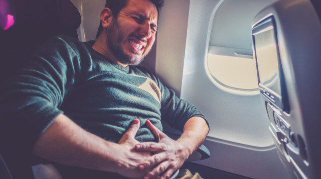 כאבי בטן בטיסה (צילום: שאטרסטוק)