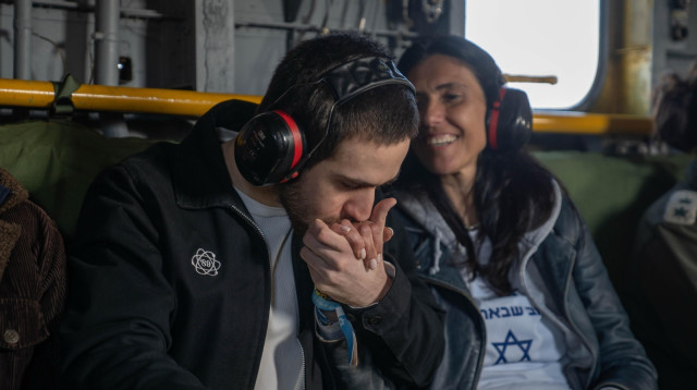 עומר שם טוב יחד עם הוריו, שלי ומלכי, בדרכם לבית החולים (צילום: דובר צהל)