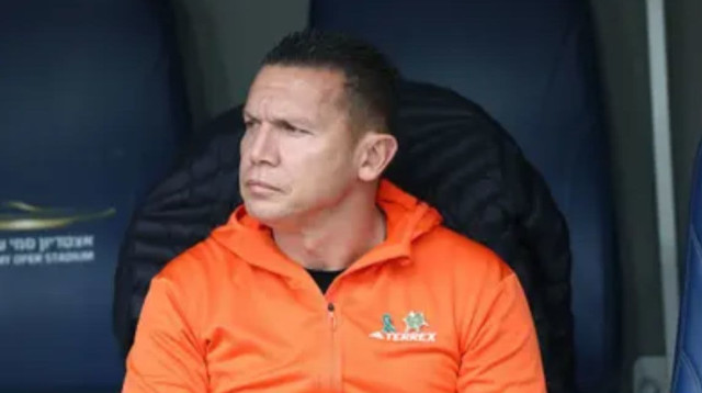 ברק בכר עם חולצה כתומה לזכר ילדי ביבס (צילום: דני מרון)