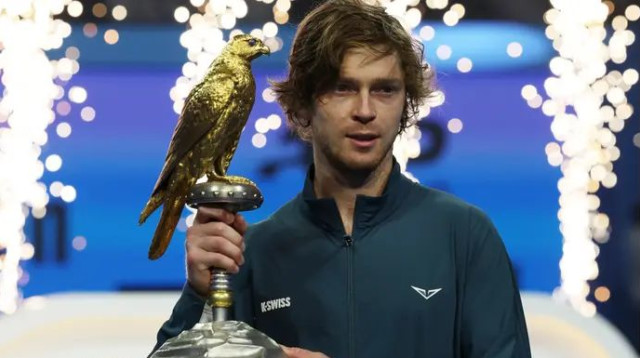 רובלב עם התואר הנכסף (צילום: רויטרס)