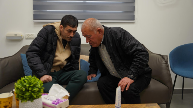 הישאם א-סייד בפגישה עם אביו בנקודת הקליטה הראשונית בישראל (צילום: דובר צהל)