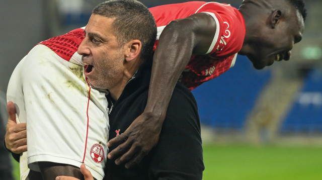 רן קוז'וך מאמן הפועל באר שבע חוגג עם קינגס קאנגווה (צילום: ברני ארדוב)