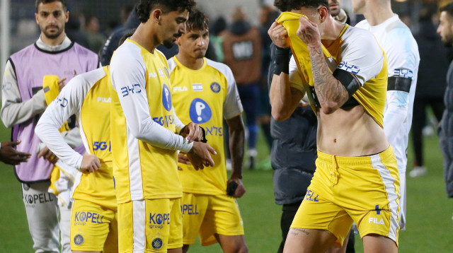 סתיו למקין, רוי רביבו. עוד משחק עם ספיגה (צילום: אודי ציטיאט)