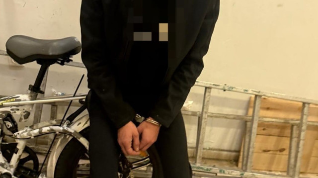 מעצר החשוב בתקיפה בהרצליה (צילום: דוברות המשטרה)