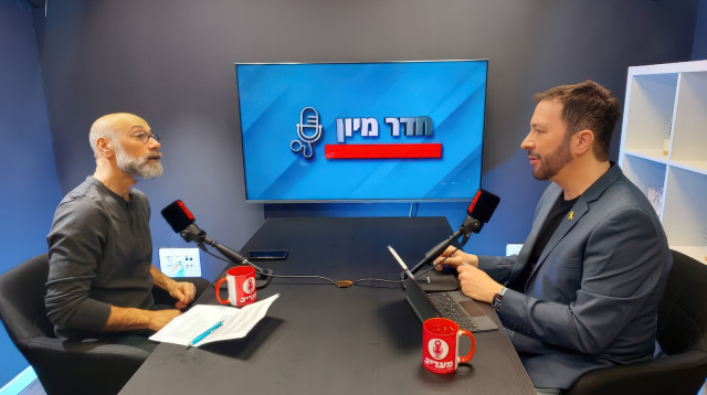 פרופ' קודש באולפן הפודקאסטים של מעריב. טיפולים חדשים משנים חיים (צילום: הגר חורש)