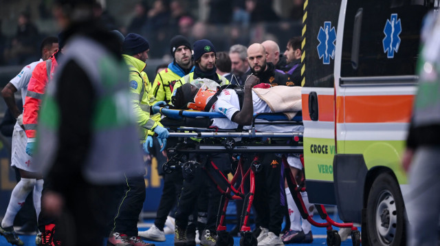 מואיז קן שחקן פיורנטינה מפונה על אלונקה (צילום: GettyImages, Image Photo Agency)