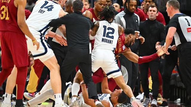 כאוס על הפרקט. שחקני קליבלנד קאבלירס וממפיס גריזליס רבים (צילום: Jason Miller)