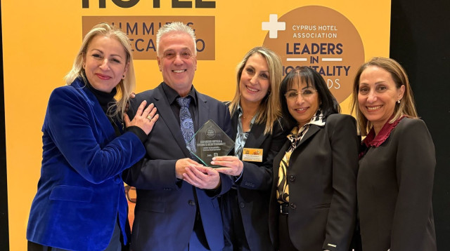 רוני אלוני, מנכ"ל מלונות לאונרדו-פתאל באזור הים התיכון וחברי צוות לאונרדו פתאל (צילום: IMH)