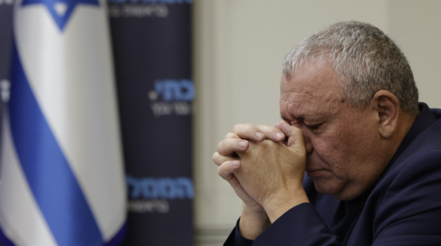גדי אינזקוט תופס את הראש בישיבת הסיעה (צילום: מארק ישראל סלם)